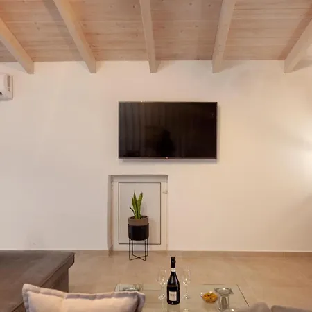 Kamari Luxury Apartment