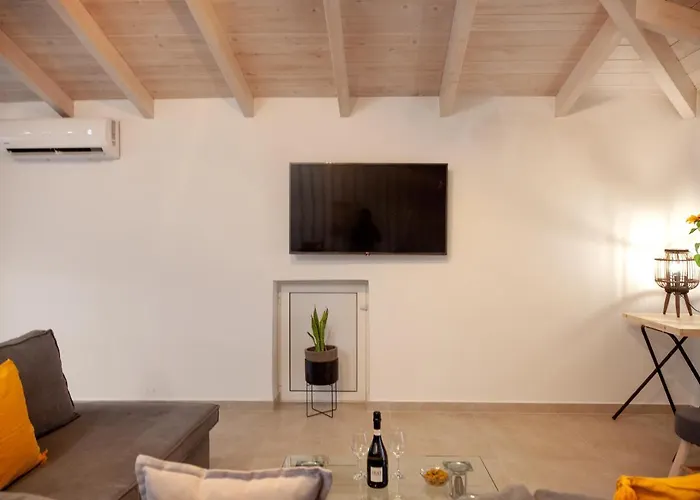 Kamari Luxury Apartment